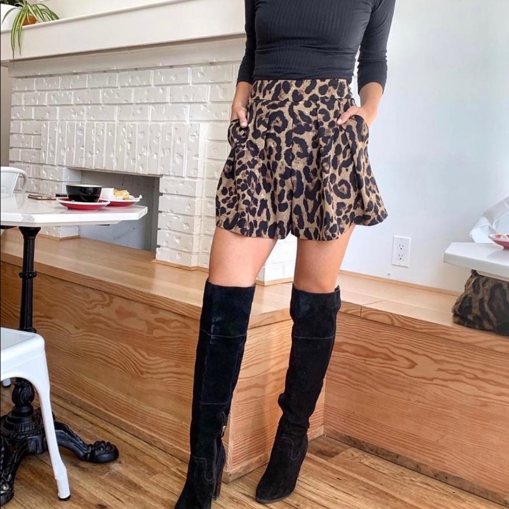 Hayden Los Angeles leopard pleated shorts. Sz M